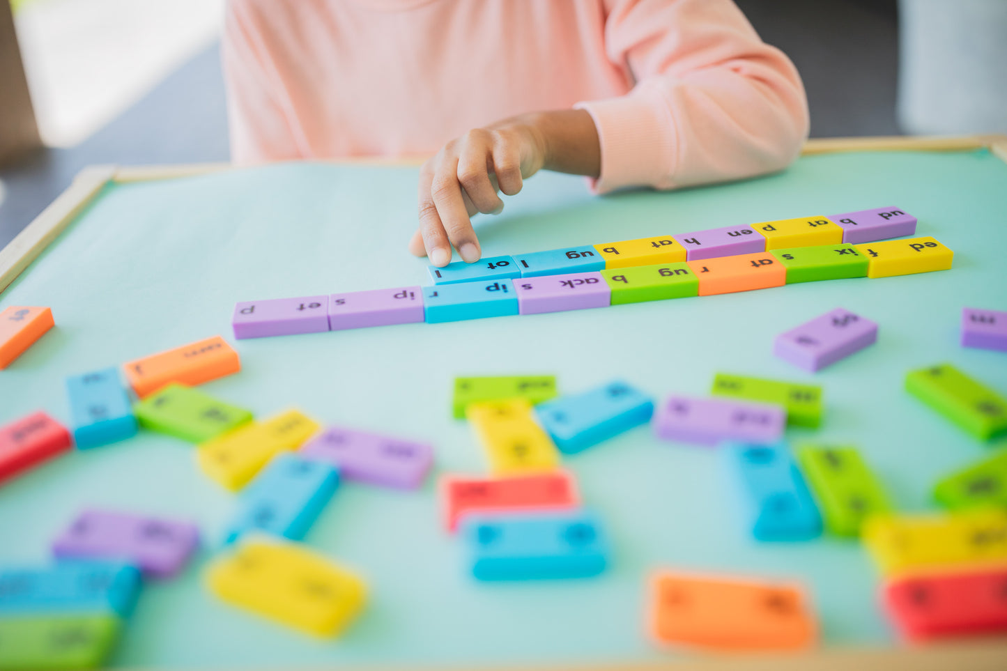 Phonics Dominoes Short Vowels EI-2940