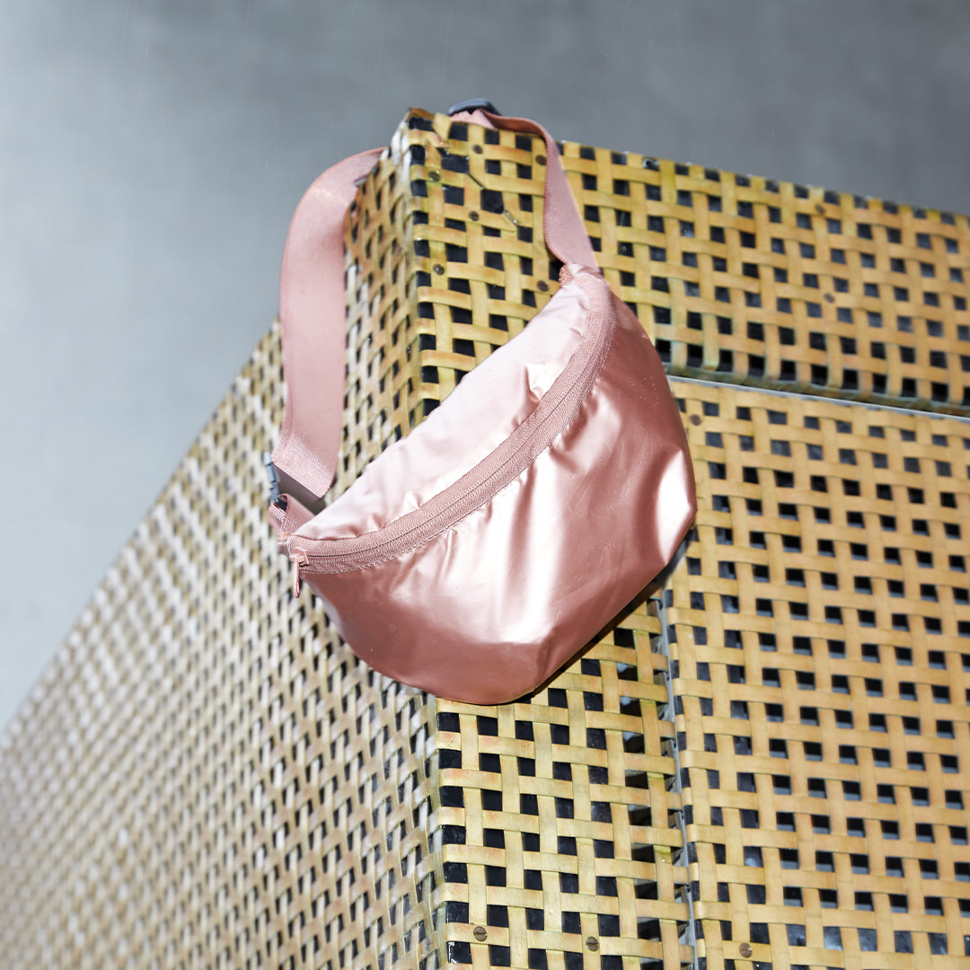 Τσάντα μέσης Loqi metallic rose gold bumbag