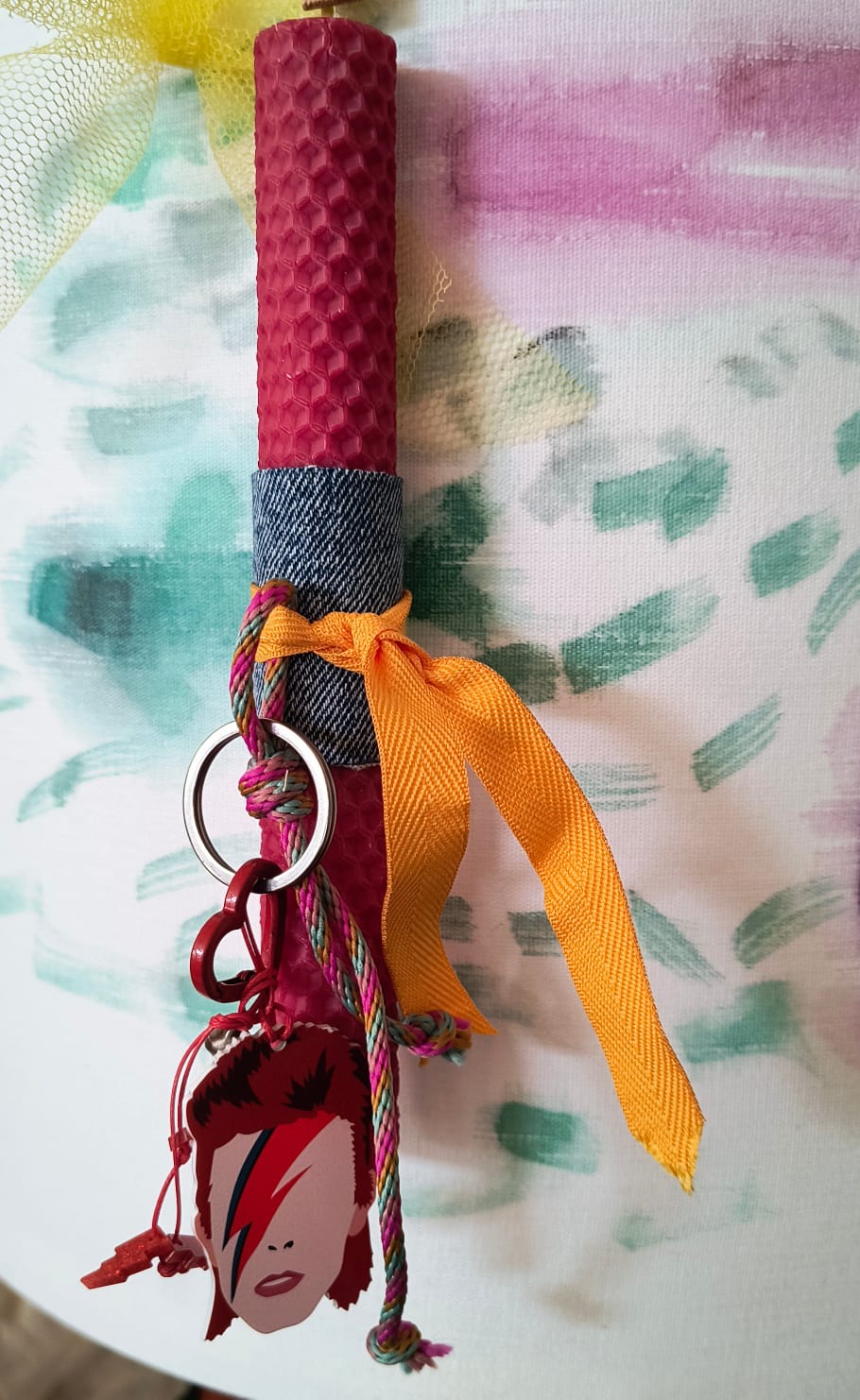 Λαμπάδα χειροποίητη από μελισσοκέρι κερασί με μπρελόκ David Bowie