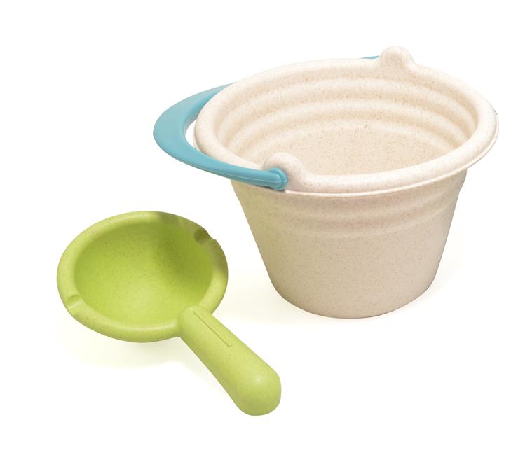 Set with a sand bucket and a shovel