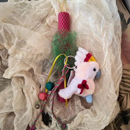 Λαμπάδα χειροποίητη από μελισσοκέρι κόκκινη με μπρελόκ κουκλάκι-παπαγάλο