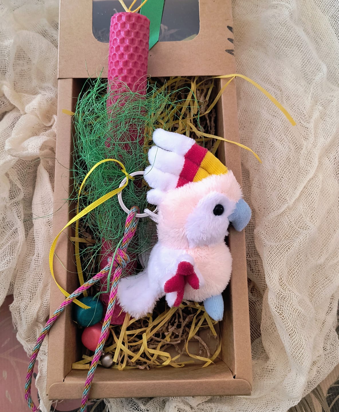 Λαμπάδα χειροποίητη από μελισσοκέρι κόκκινη με μπρελόκ κουκλάκι-παπαγάλο