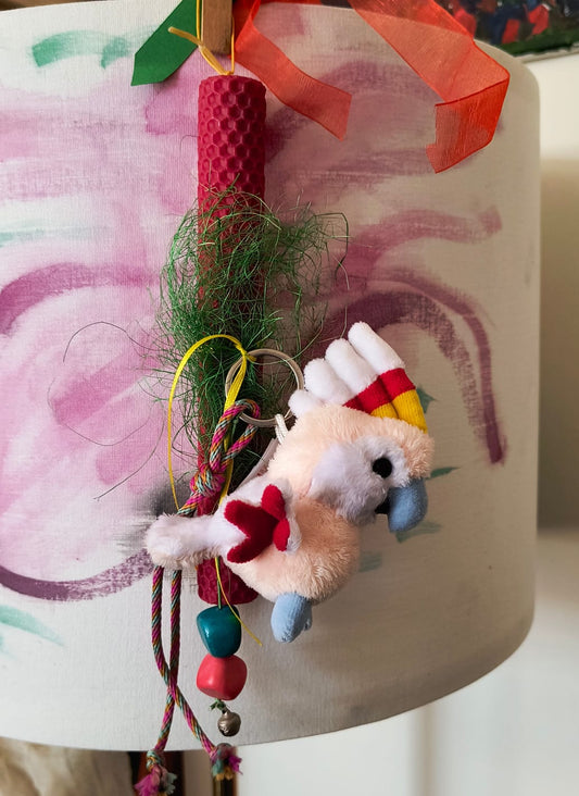 Λαμπάδα χειροποίητη από μελισσοκέρι κόκκινη με μπρελόκ κουκλάκι-παπαγάλο