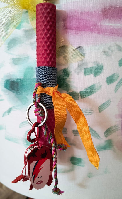 Λαμπάδα χειροποίητη από μελισσοκέρι κερασί με μπρελόκ David Bowie