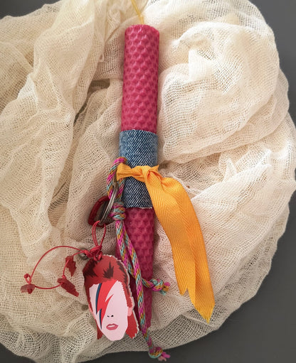 Λαμπάδα χειροποίητη από μελισσοκέρι κερασί με μπρελόκ David Bowie