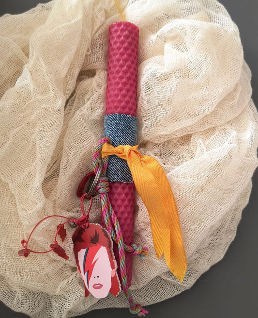 Λαμπάδα χειροποίητη από μελισσοκέρι κερασί με μπρελόκ David Bowie