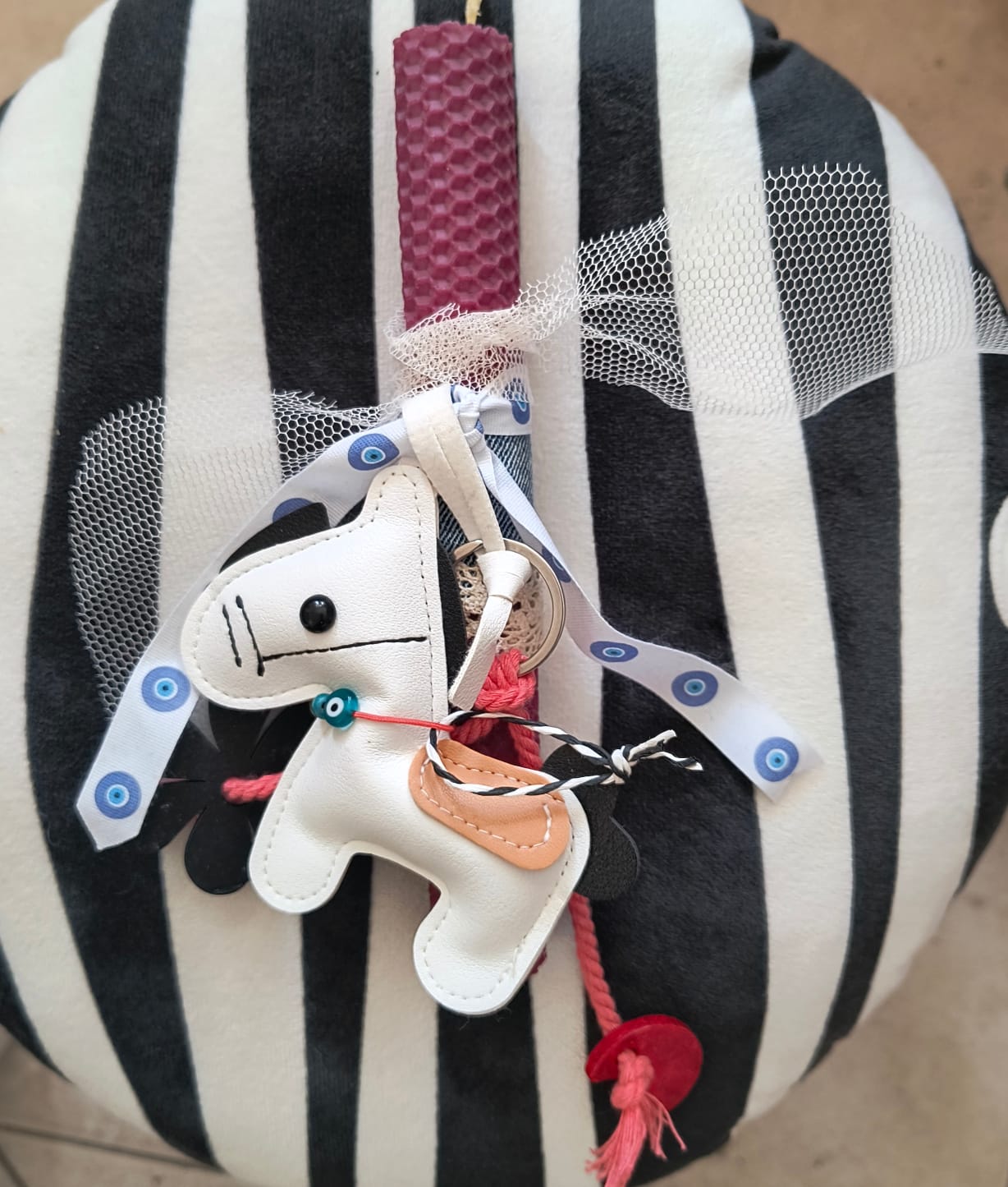 Λαμπάδα χειροποίητη από μελισσοκέρι μπορντώ με μπρελόκ πόνυ