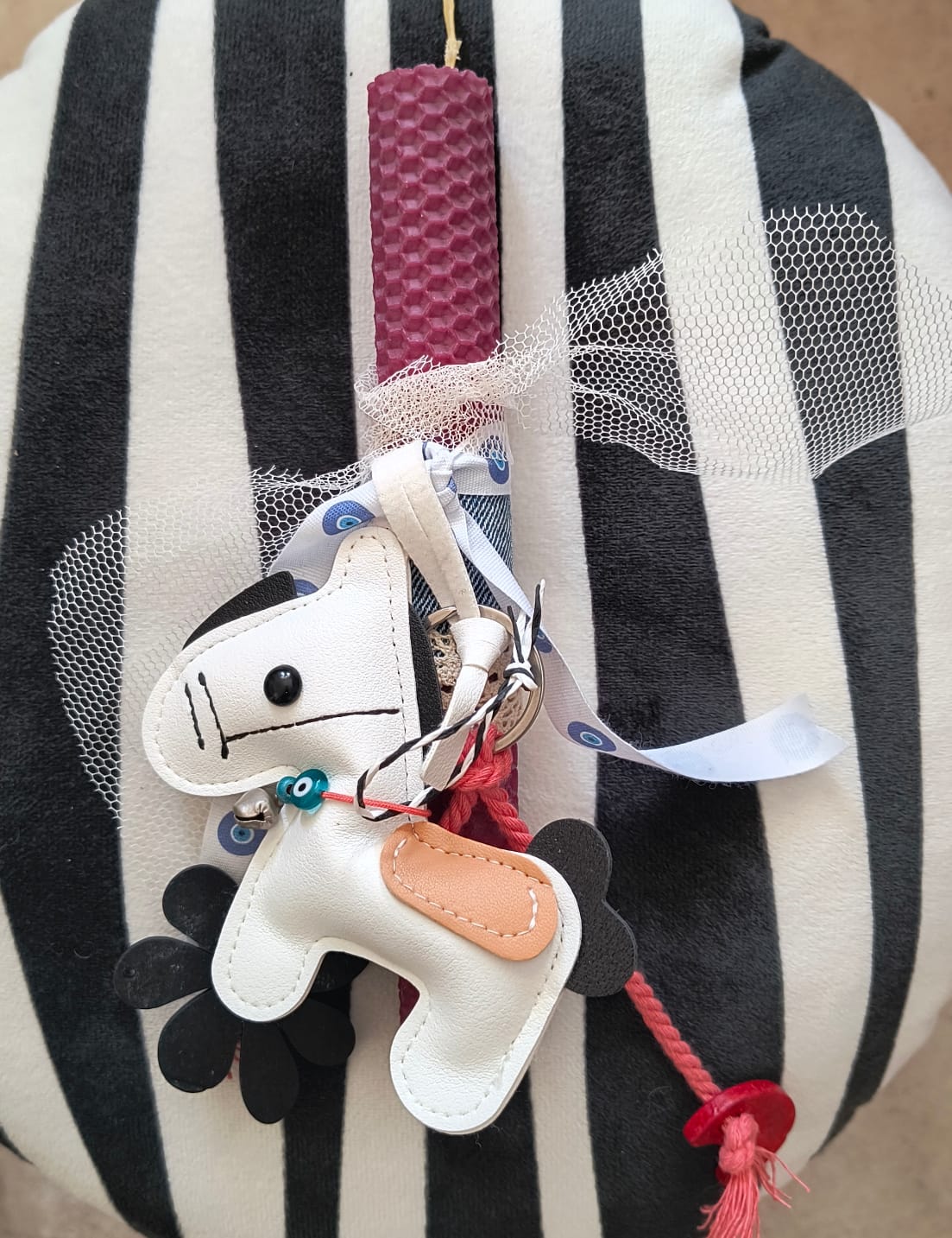 Λαμπάδα χειροποίητη από μελισσοκέρι μπορντώ με μπρελόκ πόνυ