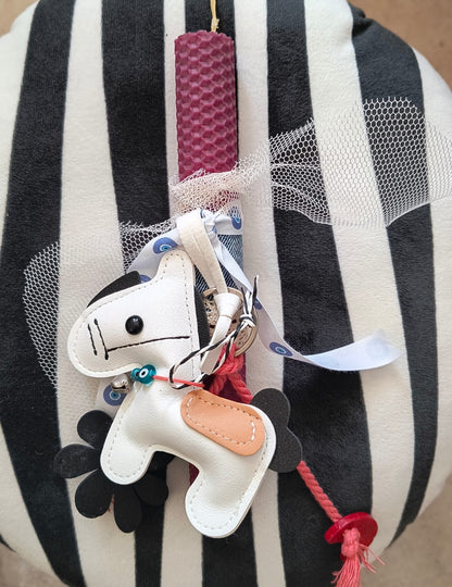 Λαμπάδα χειροποίητη από μελισσοκέρι μπορντώ με μπρελόκ πόνυ